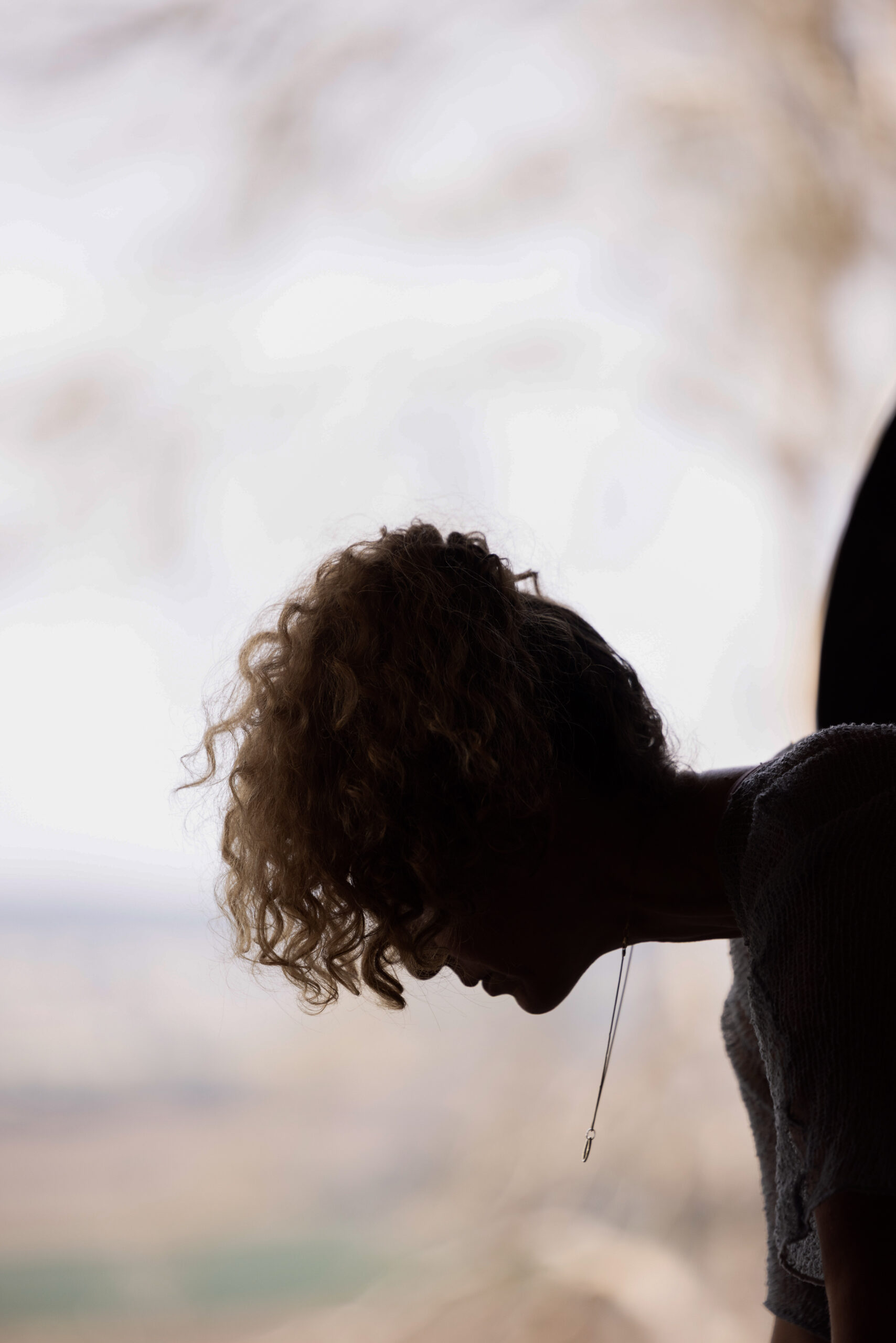silhouette of a woman´s head on a quiet background, hinting towards listening and stillness